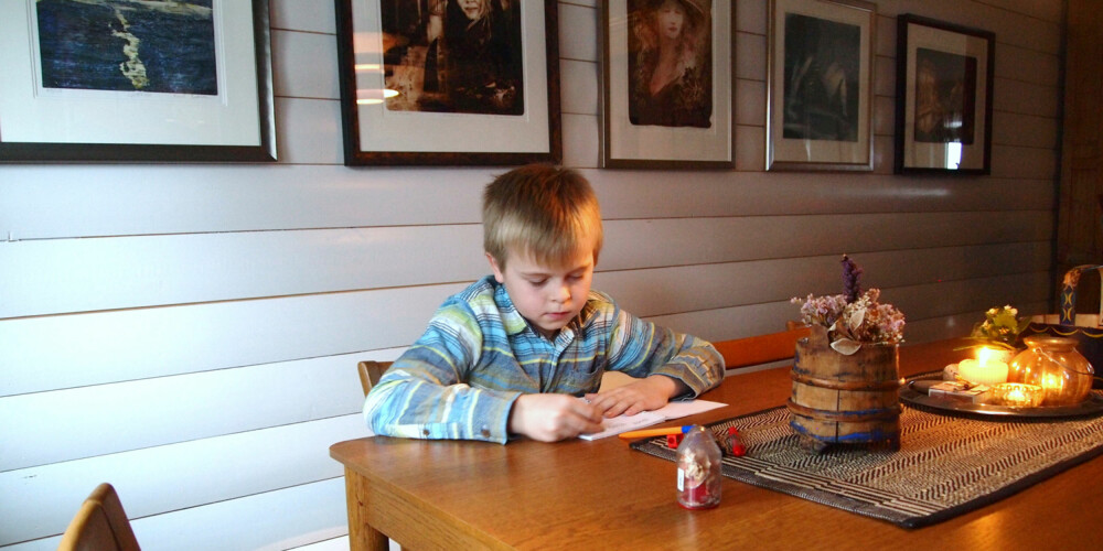 LEKSER: Oliver gjør lekser hos bestefar Arvid, bedre kjent som ""Beste"". FOTO: Kine Aarnes.