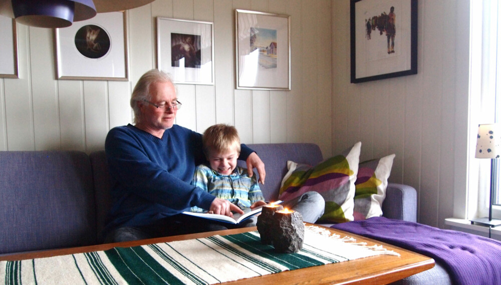 GODT FORHOLD: Bestefar Arvid (63) og Oliver (9) gjør lekser og spiser middag sammen hver dag etter skolen. Bestefedre har i økende grad blitt en viktig ressurs for barnefamilier, viser en ny europeisk undersøkelse. FOTO: Kine Aarnes