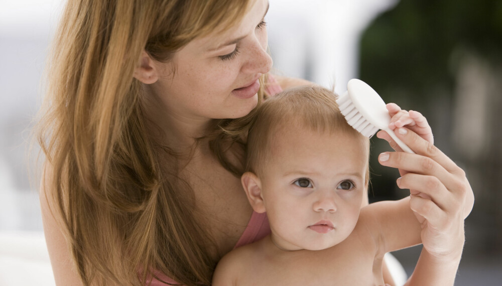 SKURV HOS BABY: Skurv kan se ut som ganske vanlig flass, men det er vanlig at det ses som et tykkere, fett lag. Heldigvis går det ikke utover barnets hårvekst.