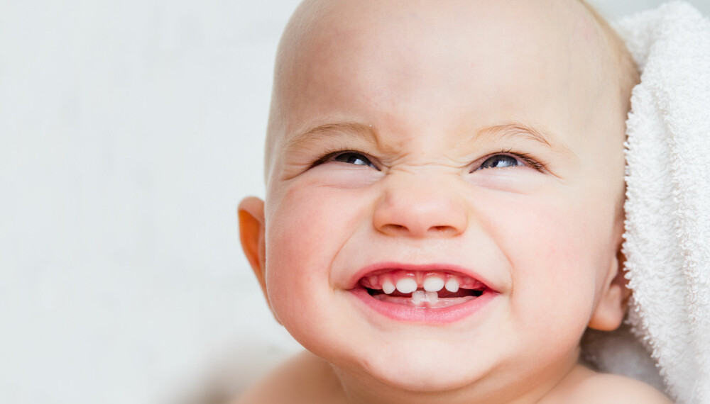TENNER OG BABY: En baby begynner som regel å få tenner ved seks måneders alder. En baby får tenner nede først, og det er de to midterste tennene i undermunnen som kommer først.