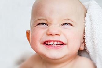 TENNER OG BABY: En baby begynner som regel å få tenner ved seks måneders alder. En baby får tenner nede først, og det er de to midterste tennene i undermunnen som kommer først.