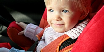 SIKRING AV BARN I BIL: Barn som sitter bakovervendt frem til de er 4 år, har langt mindre risiko for alvorlige skader i ulykker enn barn som sitter forovervendt.