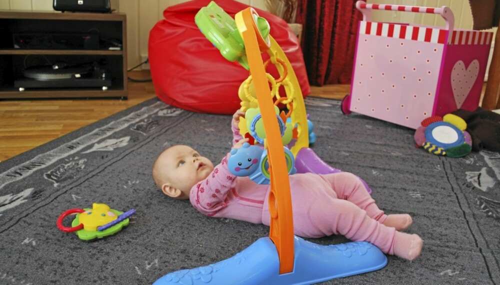 VELTET: Dette lekestativet for babyer veltet over Alva Emilie (nå 6 mnd).