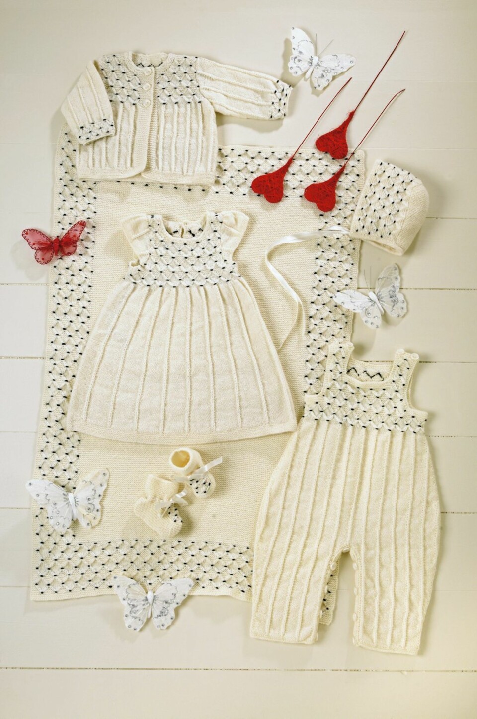 ULL: Dette settet med babyklær i tynn ull er en fin gave til barnet ditt.