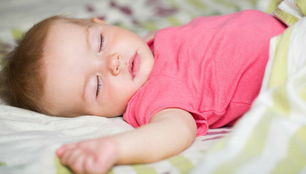 SOVER SØTT: Det kan være godt med noen råd på veien for å hjelpe barnet til å sove om natta.