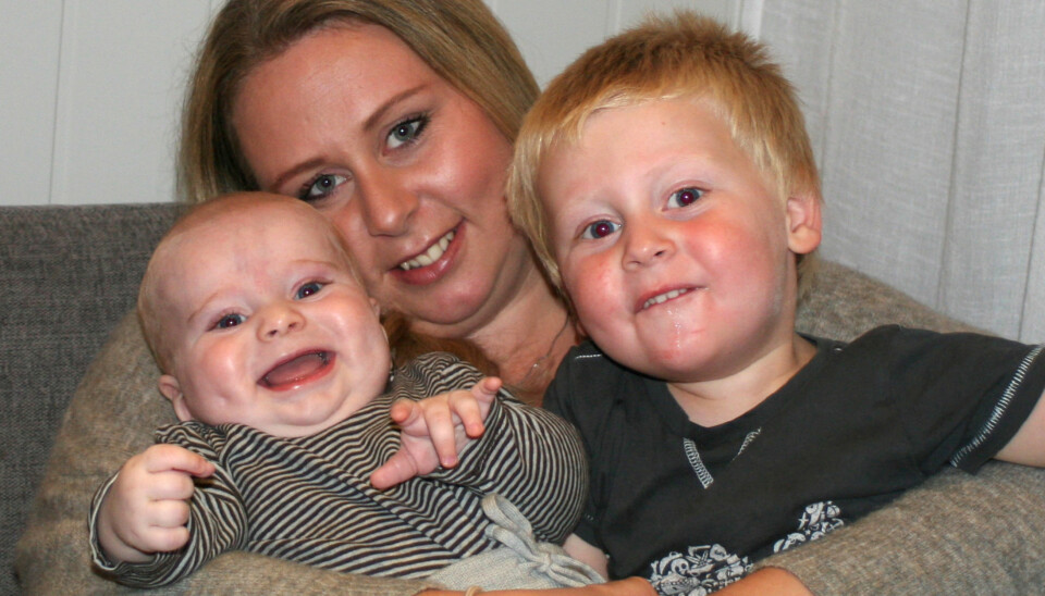 MITT VALG: - Nå, 3 år senere, sitter jeg ikke igjen med dårlig samvittighet; dette er et valg jeg har tatt. Min sønn er en herlig, sunn, frisk og trygg liten treåring. Vi fikk en fantastisk kontakt, tross alle advarsler om det motsatte, skriver Hanna. Her med Håkon (5 mnd.) og Henrik (3).