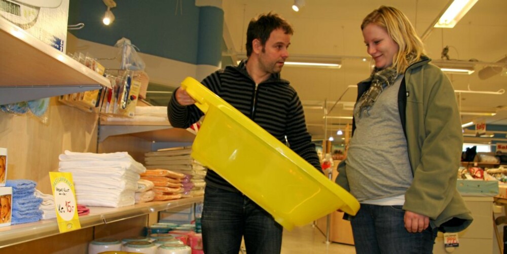 SER SEG OM: Stein Roar Fodnes og Silje Fredriksen venter en jente i februar, og er på utkikk etter babyutstyr.