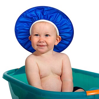 PRAKTISK SKJERM: Skjermen hindrer vann og sjampo å renne i øynene på barnet. Faktisk ikke så dumt.