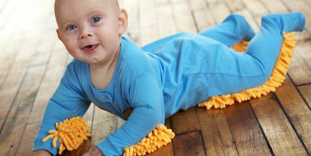 BABYMOPP: Kle babyen i en moppedrakt, så får du vasket gulvet samtidig som babyen øver på å krabbe.