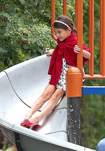 SURI I SKLIA: Datteren til skuespillerne Tom Cruise og Katie Holmes, Suri Cruise (6), er kåret til verdens mest moteriktige barn. Her leker prisvinneren i en park i New York.