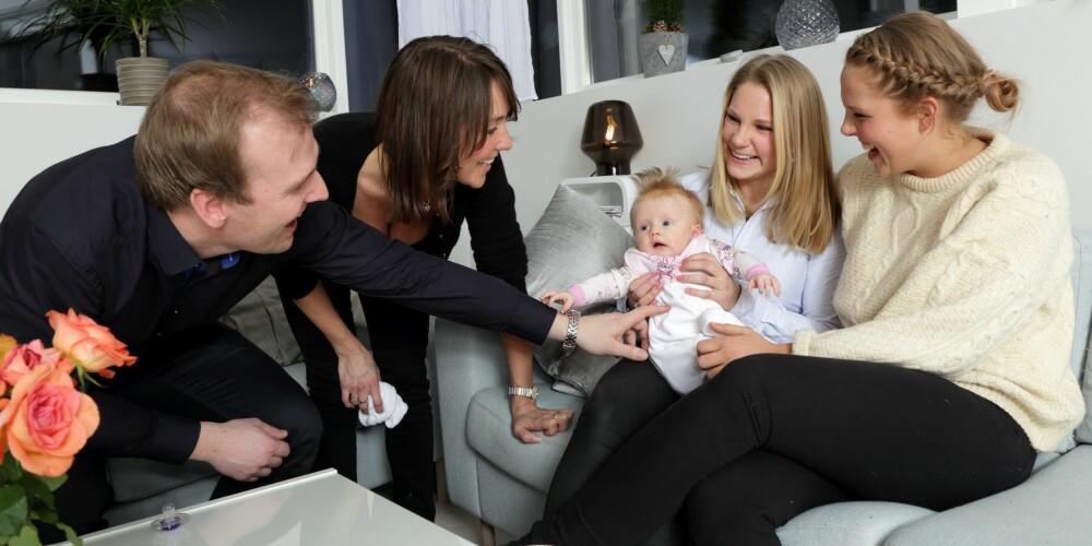 FORELDREMØTE: Louise og Maja har alltid et møte med foreldrene og babyen før de avtaler barnepass. FORELDREMØTE: Louise og Maja har alltid et møte med foreldrene og babyen før de avtaler barnepass.