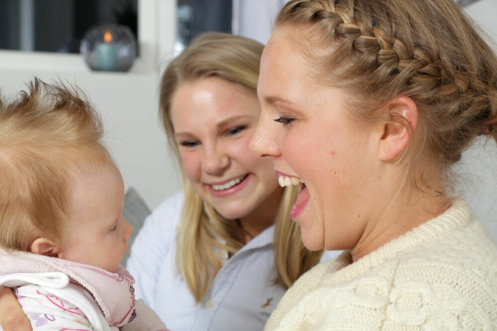 BABYKOMPETANSE: Jobb på barselavdelingen på Rikshospitalet har gitt Louise Rostad og Maja Næss Wanggaard mye babykompetanse. BABYKOMPETANSE: Jobb på barselavdelingen på Rikshospitalet har gitt Louise Rostad og Maja Næss Wanggaard mye babykompetanse.