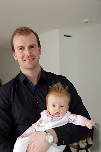 TRYGG PAPPA: Ylva Louise på pappas arm. TRYGG PAPPA: Ylva Louise på pappas arm.