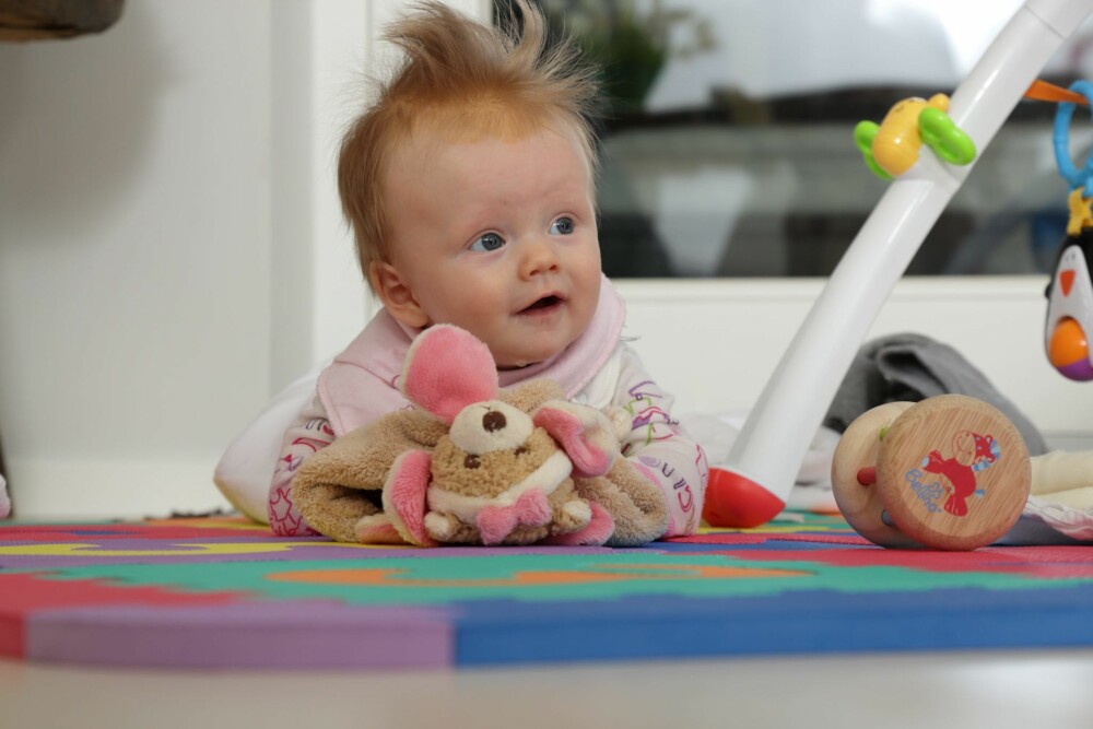 HEI, VERDEN: Ylva Louise Sand Hjelmeland er nesten alltid blid, og ingen sak å sitte barnevakt for. HEI, VERDEN: Ylva Louise Sand Hjelmeland er nesten alltid blid, og ingen sak å sitte barnevakt for.