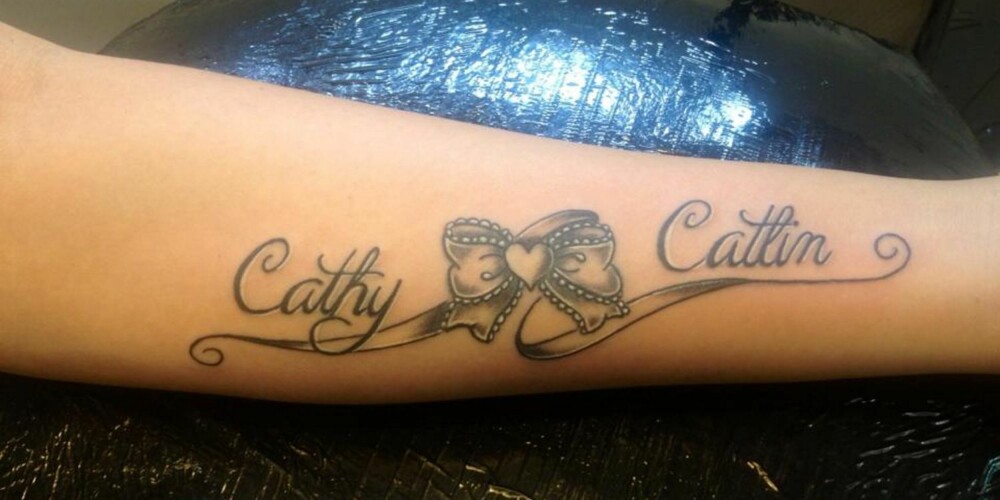 NAVN PÅ ARMEN: Nga Thi Duong (33) har tatovert navnet til begge jentene sine på underarmen, Cathy og Catlin.