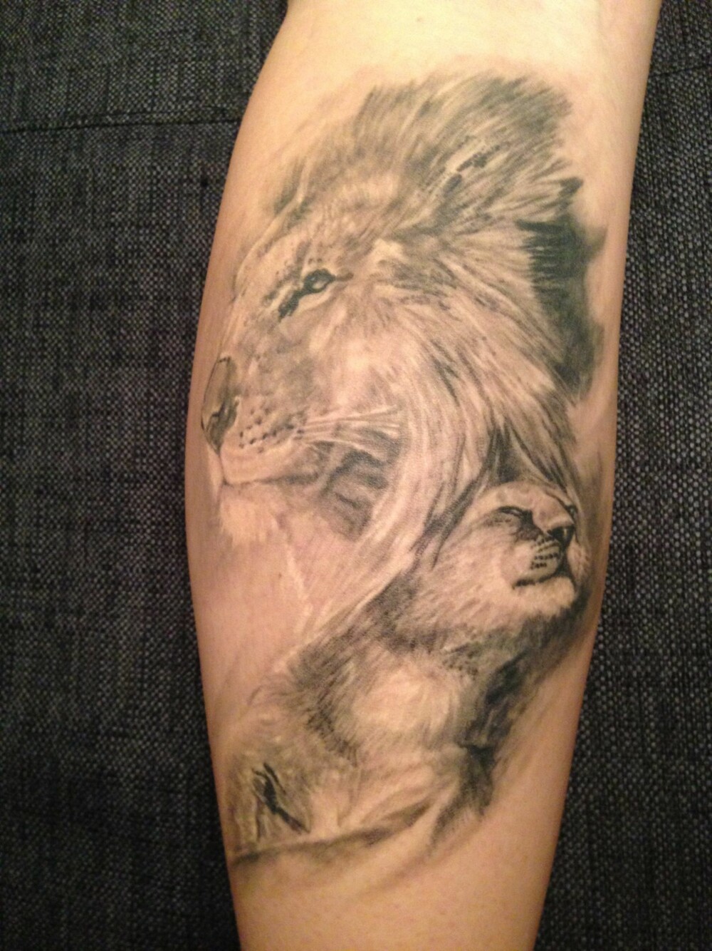 LØVE: "Denne tatoveringen er jeg veldig stolt av. Den symboliserer barnet mitt og meg. Stjernetegnet mitt er løven, og da jeg fikk en løveunge (født august -11), måtte det bli denne nydelige tatoveringen", skriver Eirin Beathe Sollid Polden (31).