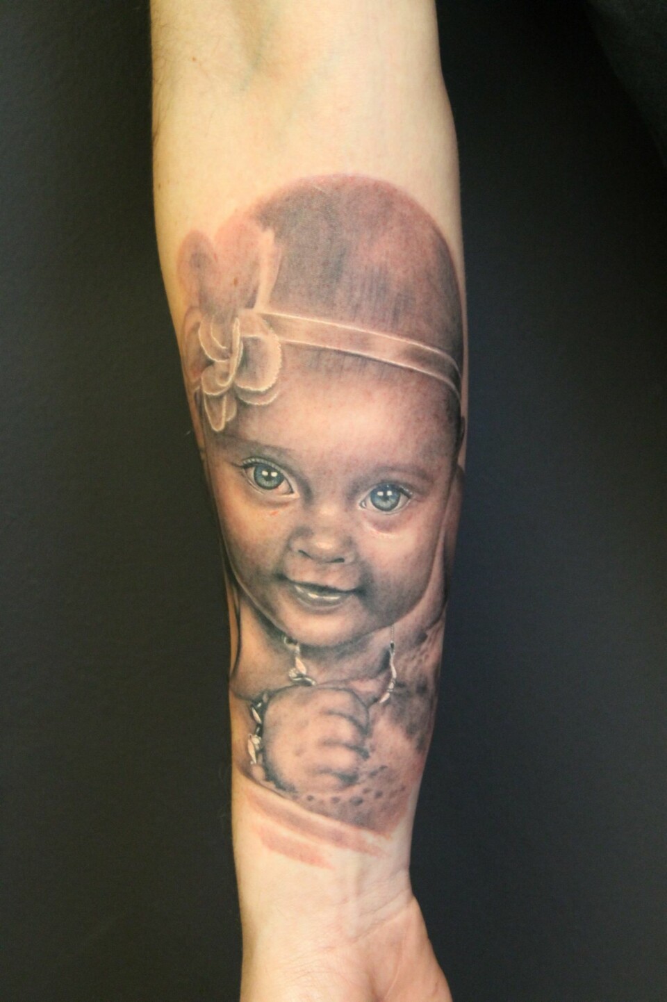 FUS! Ingen tvil om hvem som har førsteprioritert når det skal ligges på armen.