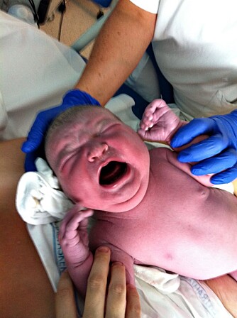 LILLE, STORE MOLLY: Ett av de første bildene av nyfødte Molly.