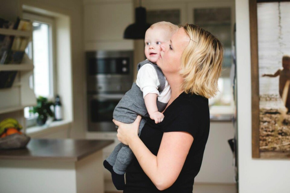 MAMMAKOS: Martine er like mye mamma til Albert, selv om det var Marte som fødte ham. Begge mødrene har ammet alle fire sønnene.