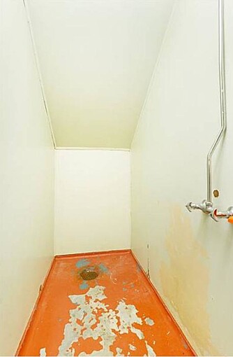 KOTT: Dusjen befinner seg i en kott på gangen. KOTT: Dusjen befinner seg i en kott på gangen.