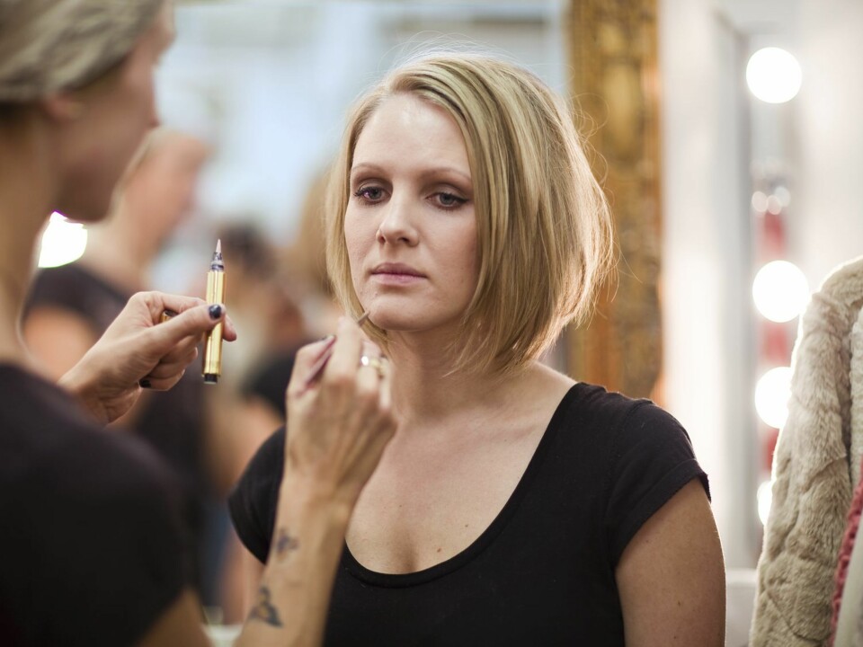 SMINKE: Stylist og makeupartist Kristin Sollid legger siste hånd på verket.
