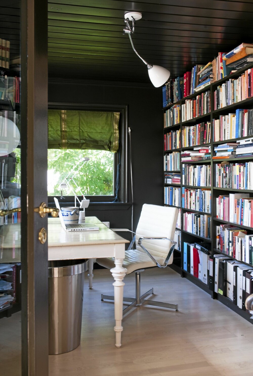 KONTRAST: Arbeidsrommet er malt i svart mens skrivebordet og kontorstolen skiller seg ut i hvitt.