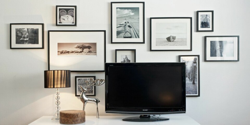 BLANT MANGE BILDER: Tv-en er her plassert blant mange bilder. Slik blir den en del av miksen på veggen.