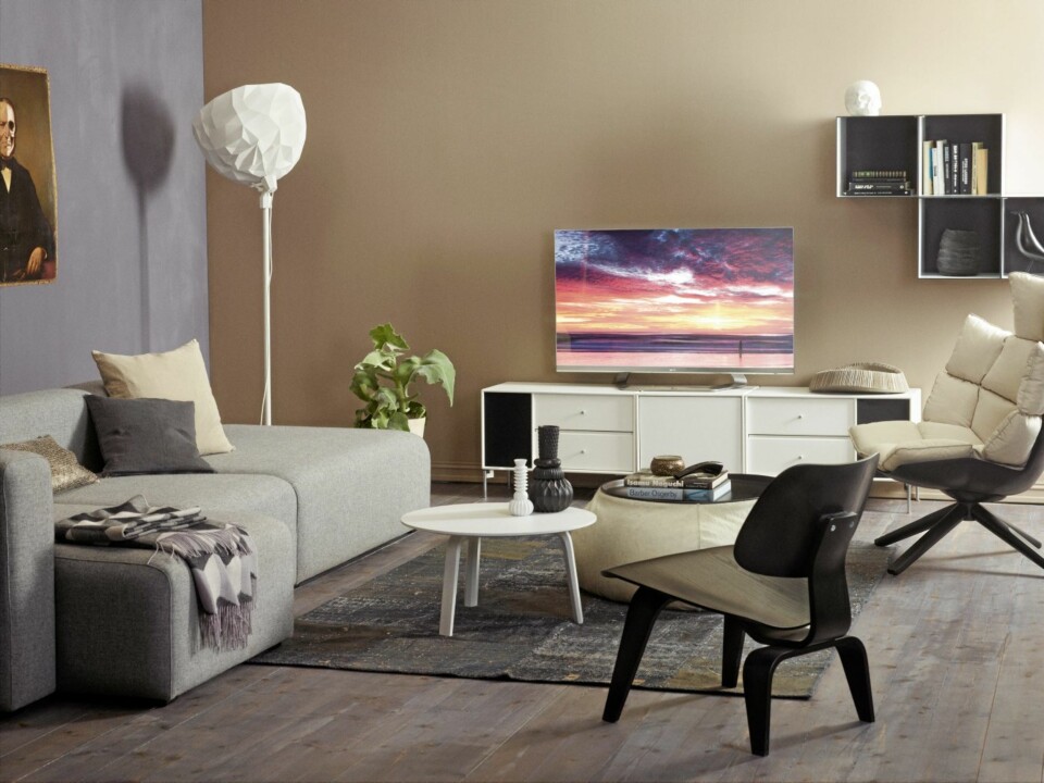 DEKORATIVT. Tv-en fra LG  er rammefri og med stillbilde blir tv-en som et maleri på veggen. Bruk gjerne hyller rundt tv-en, men sørg for at det blir luft mellom. Veggen er malt med Mohair fra Lady Pure Color. Med stillbilde blir tv-en som et maleri på veggen. Trebenk fra Bolina, lampe Grossman fra Gubi og sofa Yale fra MDF Italia, Tannum Møbler.