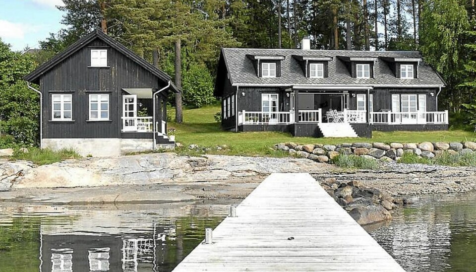 POPULÆR HYTTE: På tredjeplass over de mest sette hytteannonsene ligger dette sommerhuset ved sjøkanten på Saltnes i Østfold. Prisantydning 18,5 millioner kroner.