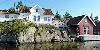 TIL LEIE: Ledig sjøhytte i Søgne utenfor Kristiansand med båt og innredet sjøbod. Primærrom 140 kvm 10 sengeplasser. 5 soverom. Pris per. uke fra 20.000 til 25.000 kr.