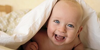 GLAD BABY: At babyen din er våken, nysgjerrig og kontaktsøkende, er gode signaler på han er glad og fornøyd.