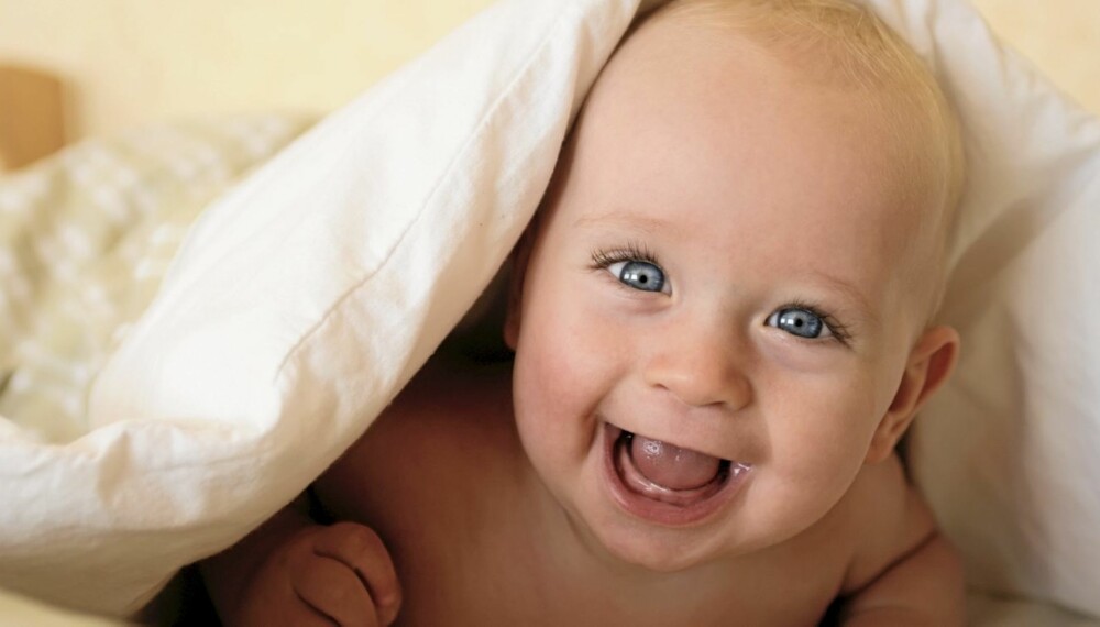 GLAD BABY: At babyen din er våken, nysgjerrig og kontaktsøkende, er gode signaler på han er glad og fornøyd.