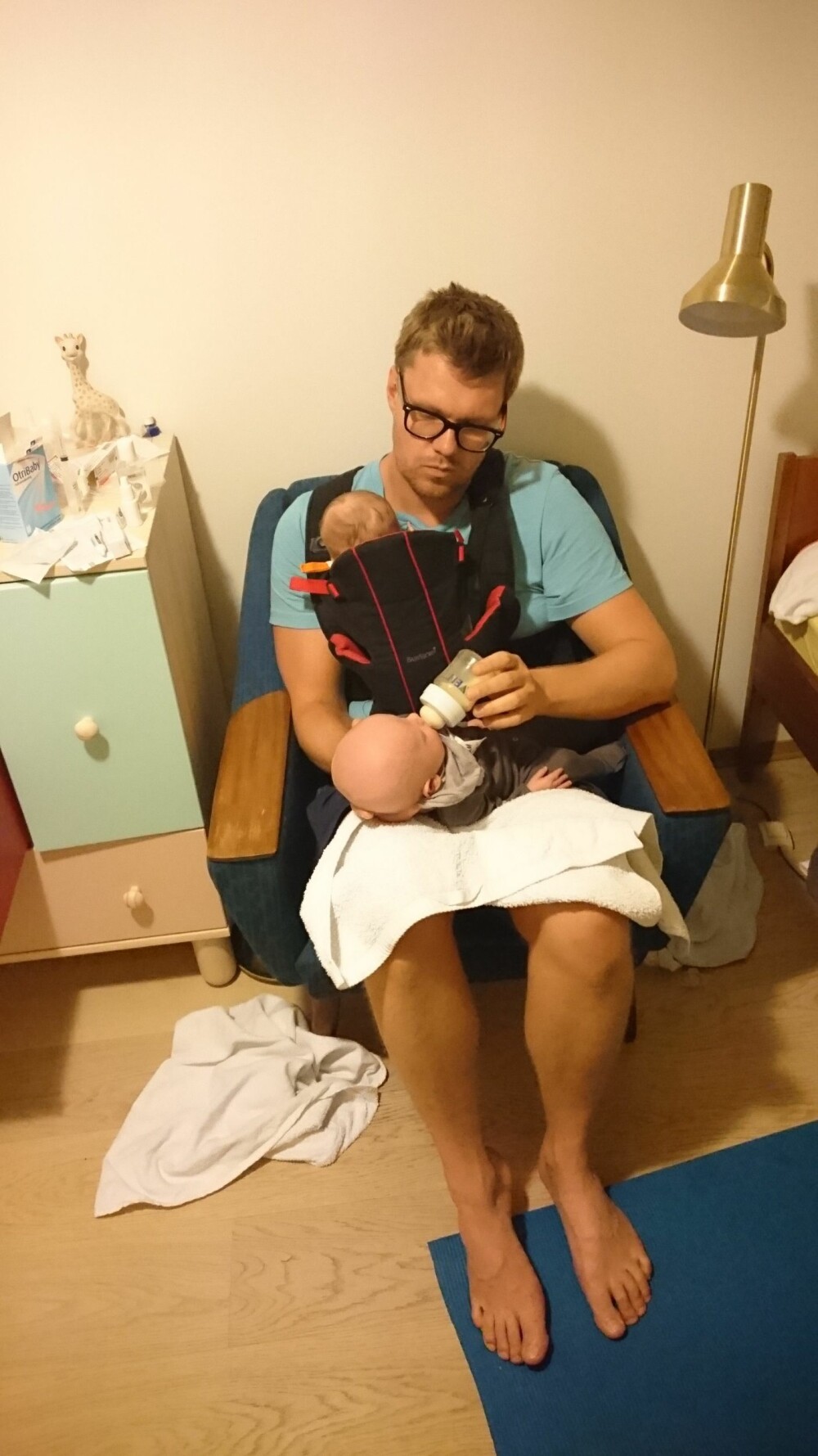 PRESISJON: Det krever mye å mate to babyer. Pappa Jørgen Ødegaard gjør en solid innsats.