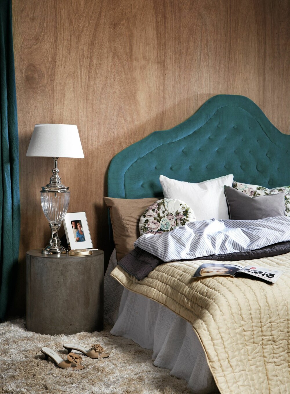 DYR STYLING: Nattbord i betong, h 50 cm, kr 1500, Verket Interiør. Gulvteppet Brasil i polyester og bomull, 170 x 240 cm, kr 7000, Italian House. Bordlampen Philippa med glassfot, design ved Lene Bjerre, h 72 cm, kr 6148, SH Interiør. Bilderammen Edel, kr 239, Bohus Design 6000. Askebeger, kr 150, Modus Gjenbruksbutikk og Rammeverksted. Den runde puten Joselina Rose i bomull, design ved Lene Bjerre, kr 699, den kvadratiske puten Joselina Rose, 50 x 50 cm, kr 499, den grå puten Sabina Uni Corder i polyester, design ved Lene Bjerre, 50 x 50 cm, kr 619, alt fra SH Interiør. Den hvite puten Day Stone Winter i lin, 65 x 65 cm, kr 755, den sandfargede puten i silke, kr 549, begge fra Verket Interiør. Gyldent sengeteppe fra Pb i polysilk, 260 x 260 cm, kr 2250, Italian House. Det grå sengeteppet Fanni, 240 x 260, kr 4750, Blanc d¿Ivoire. Dynetrekket Poplin Stripe, Lexington, kr 1495, hvitt sengeteppe, vattert, Lexington, 200 x 240, kr 1895, begge fra Verket Interiør. Sengegavlen har stylisten snekret og trukket med velur fra Stoff & Stil. Skoene er stylist Juni Hjartholms. DYR STYLING: Nattbord i betong, h 50 cm, kr 1500, Verket Interiør. Gulvteppet Brasil i polyester og bomull, 170 x 240 cm, kr 7000, Italian House. Bordlampen Philippa med glassfot, design ved Lene Bjerre, h 72 cm, kr 6148, SH Interiør. Bilderammen Edel, kr 239, Bohus Design 6000. Askebeger, kr 150, Modus Gjenbruksbutikk og Rammeverksted. Den runde puten Joselina Rose i bomull, design ved Lene Bjerre, kr 699, den kvadratiske puten Joselina Rose, 50 x 50 cm, kr 499, den grå puten Sabina Uni Corder i polyester, design ved Lene Bjerre, 50 x 50 cm, kr 619, alt fra SH Interiør. Den hvite puten Day Stone Winter i lin, 65 x 65 cm, kr 755, den sandfargede puten i silke, kr 549, begge fra Verket Interiør. Gyldent sengeteppe fra Pb i polysilk, 260 x 260 cm, kr 2250, Italian House. Det grå sengeteppet Fanni, 240 x 260, kr 4750, Blanc d¿Ivoire. Dynetrekket Poplin Stripe, Lexington, kr 1495, hvitt sengeteppe, vattert, Lexington, 200 x 240, kr 1895, begge fra Verket Interiør. Sengegavlen har stylisten snekret og trukket med velur fra Stoff & Stil. Skoene er stylist Juni Hjartholms.