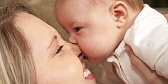 SUGER SEG FAST: Babyen bruker munnen for å vise at den elsker deg.