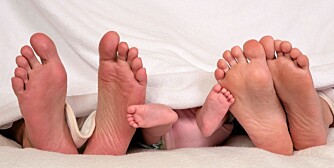 MULTITASKING ? Noen synes det er greit å ha sex med baby i senga, andre ikke.