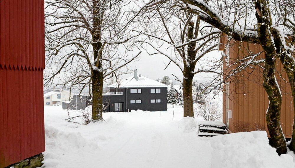 FRAMTIDENS AKTIVHUS: Forsøkshuset ligger på et jorde i nærheten av en tradisjonell Trønder-gård.