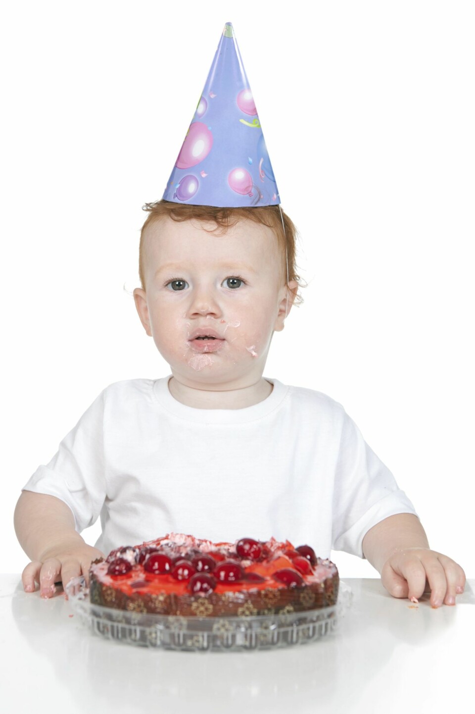 SNART PÅ BODYEN: Deilig kake med bær setter ofte spor på bodyen. Sjekk flekkfjerningsguiden for tips.