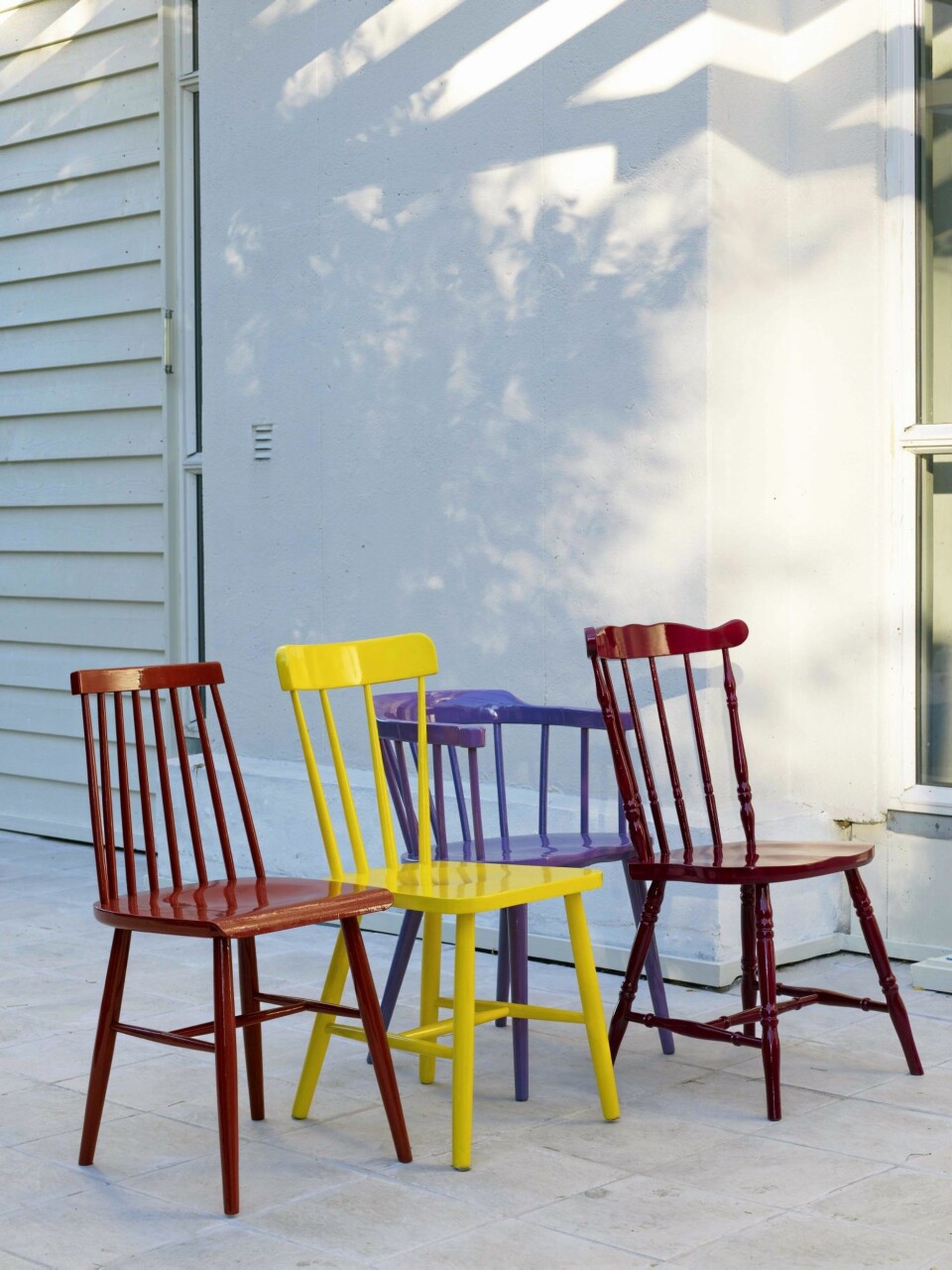 STILIGE STOLER: Mal de gamle stolene dine i knæsje farger for å få et helt nytt uttrykk.