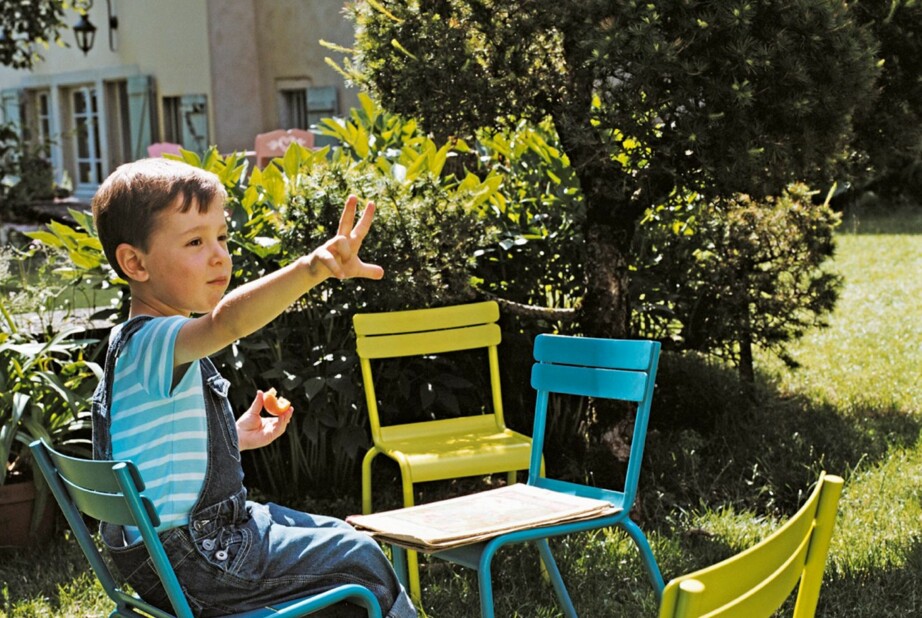 FARGERIKT I HAGEN: Det finnes også mange fargerike hagemøbler i metall.
