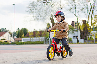 LØPESYKKEL: En løpesykkel, også kalt balansesykkel og gåsykkel, er en sykkel uten hverken pedaler eller støttehjul. Barnet blir tvunget til å finne balansen på egenhånd, og slik styrkes barnets balanseevne og koordinasjon. Foto: Gettyimages.com.