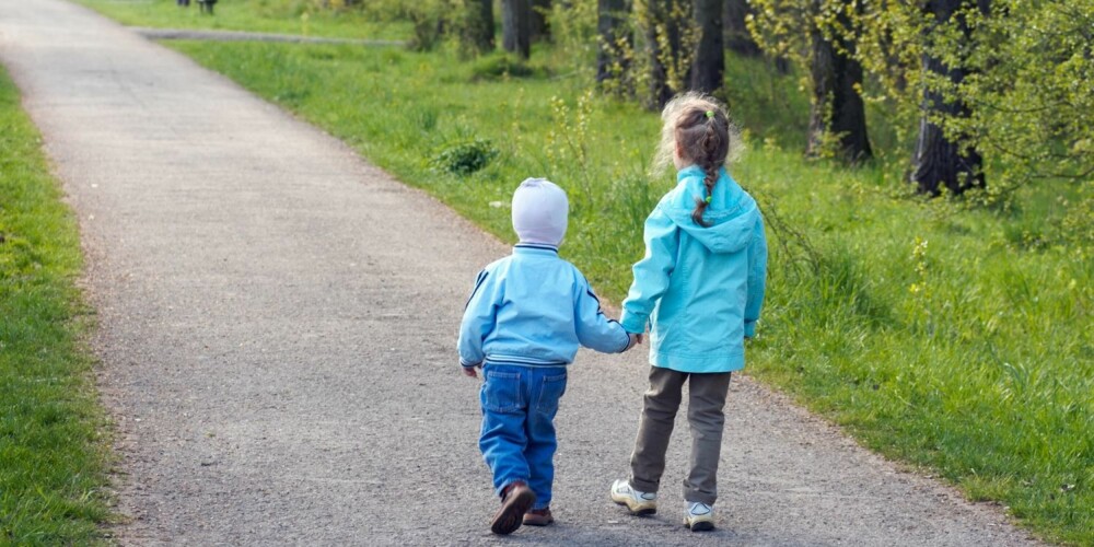 OMSORG: Storesøster og lillebror har like stor evne til å vise omsorg.