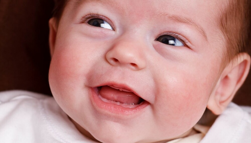 GLAD BABY: Bruker du en variert, rolig og emosjonell stemme og forteller babyen din hva du gjør, kan du roe ned babyen din.