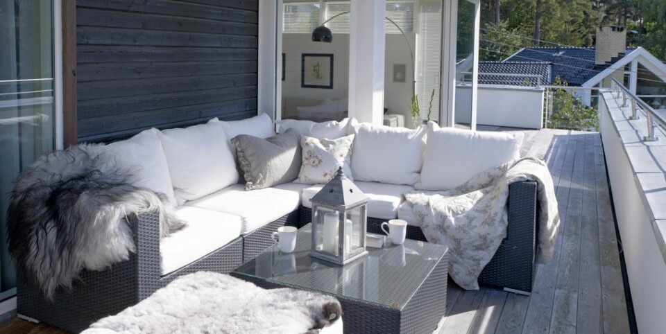 KONVENSJONELT: Terrassen er innredet med ordinære flettmøbler, men gitt et personlig preg ved bruk av puter og pledd.