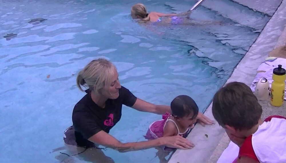 LIVREDDE BARN DYKKES UNDER VANN: Metoden skal lære barna å redde seg selv fra å drukne.