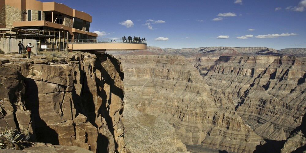 HØYT OPPE: Denne glassbroen skal gi følelsen av at man vandrer i løse luften 1220 meter over Grand Canyon.