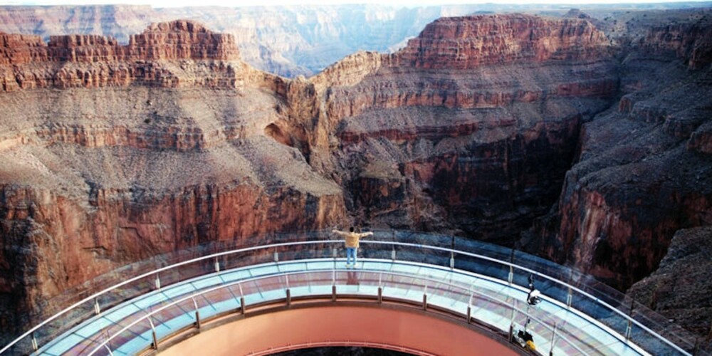 UPÅKLAGELIG: Det er vel ikke noe å si på utsikten når man står 1220 meter i ""løse luften"" over Grand Canyon.