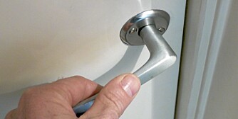 Slark: En dørvrider som henger og slenger ødelegger hele låsen hvis det ikke fikses.