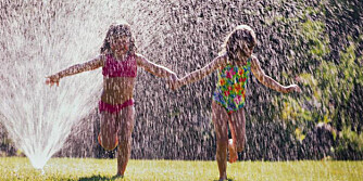 VANN ER GØY: Alle barn liker å leke med vann - gi dem det de vil ha i hagen.
