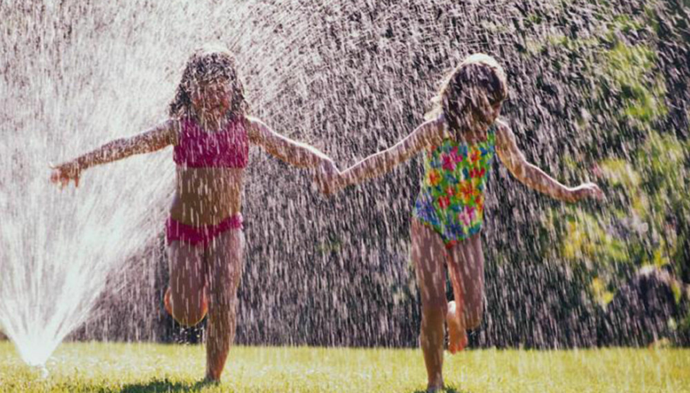 VANN ER GØY: Alle barn liker å leke med vann - gi dem det de vil ha i hagen.